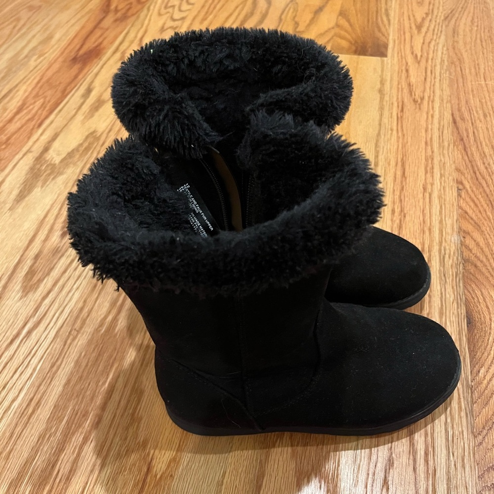 Little girls’ black furry zip-up boots. Cat & Jack size 12